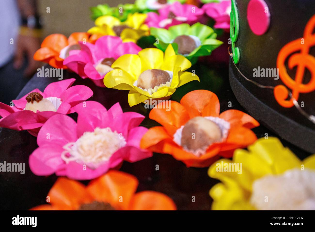 Festa dolci su un tavolo nero a Rio de Janeiro. Foto Stock