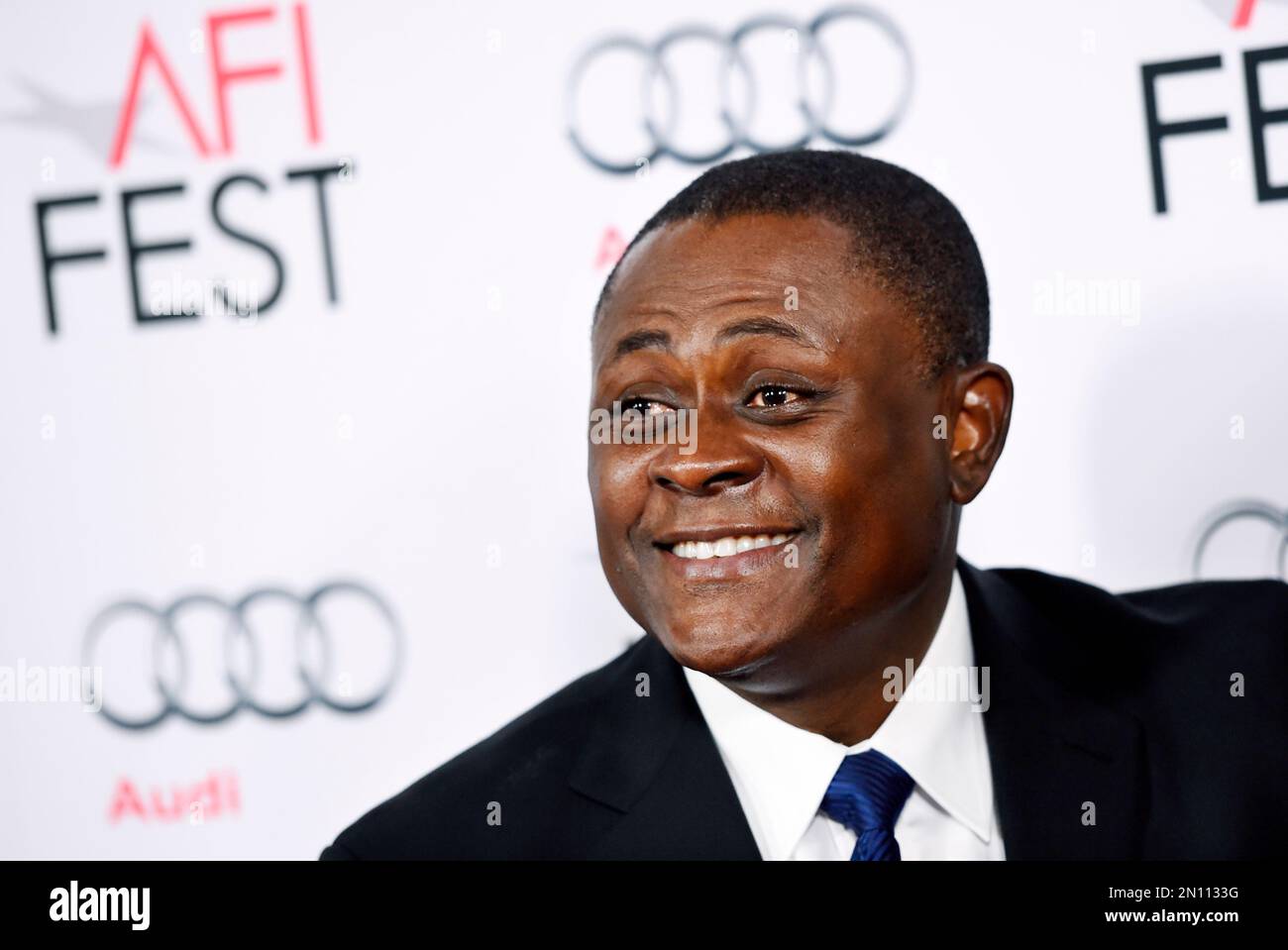 Forensic neuropathologist Dr. Bennet Omalu poses at the world premiere gala screening of the film "Concussion" during the 2015 AFI Fest at the TCL Chinese Theatre on Tuesday, Nov. 10, 2015, in Los Angeles. Omalu made the first discovery of chronic traumatic encephalopathy (CTE), a football-related brain trauma. (Photo by Chris Pizzello/Invision/AP) Foto Stock
