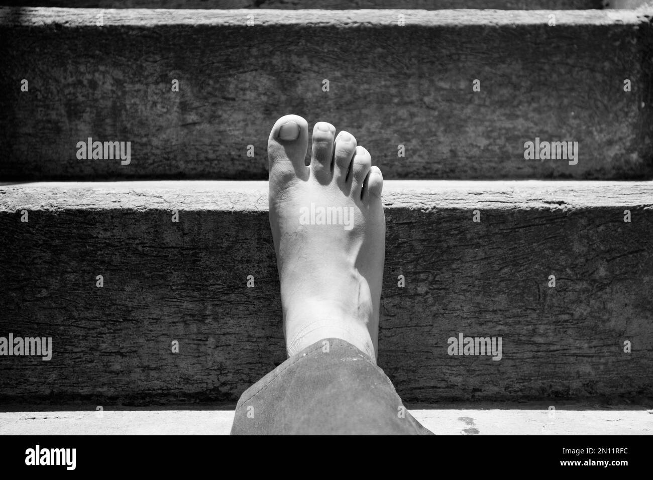 Foto in bianco e nero dei piedi umani Foto Stock