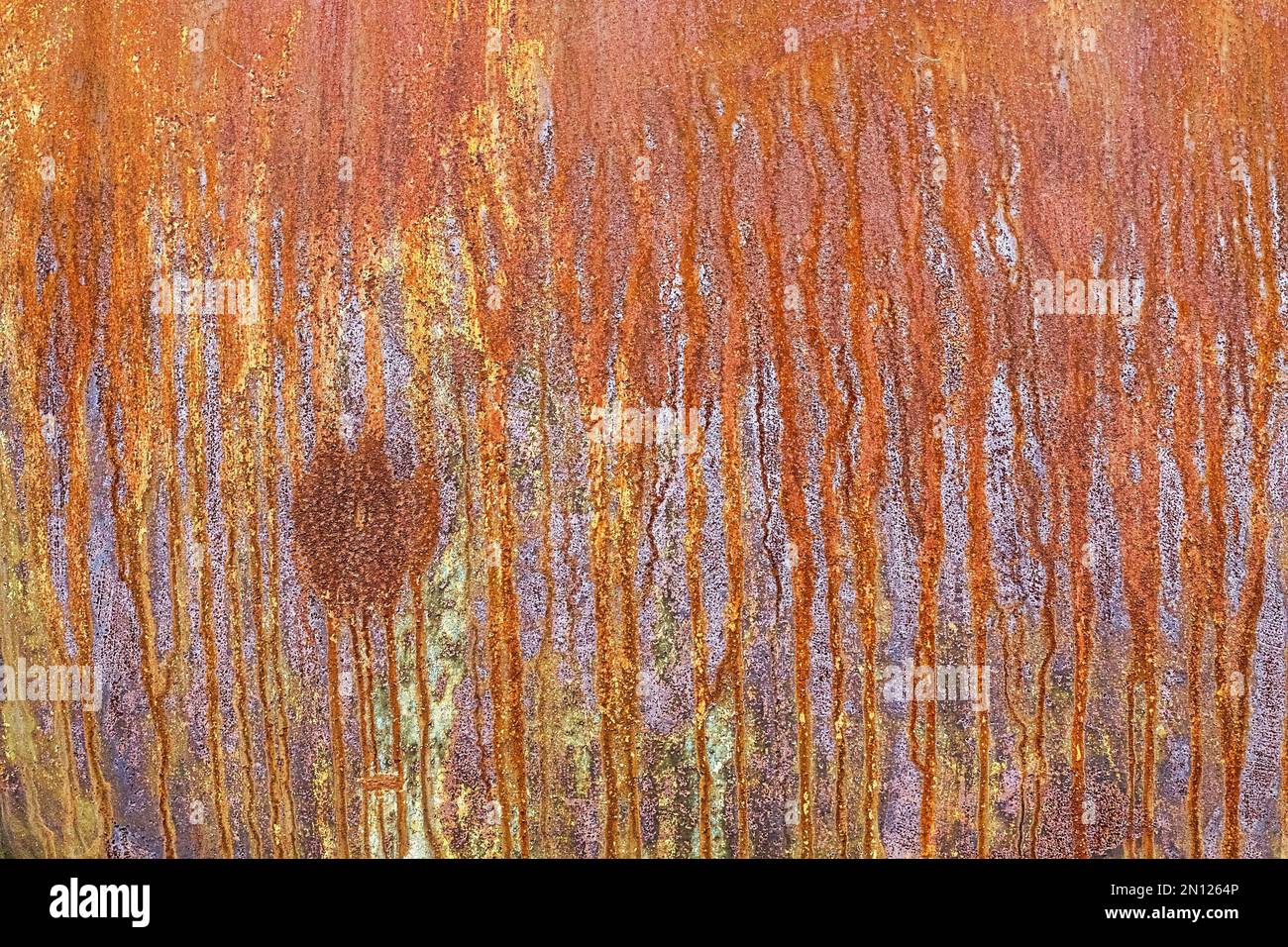 Foglio di ferro con patina di ruggine, strisce colorate con macchie, sfondo Foto Stock