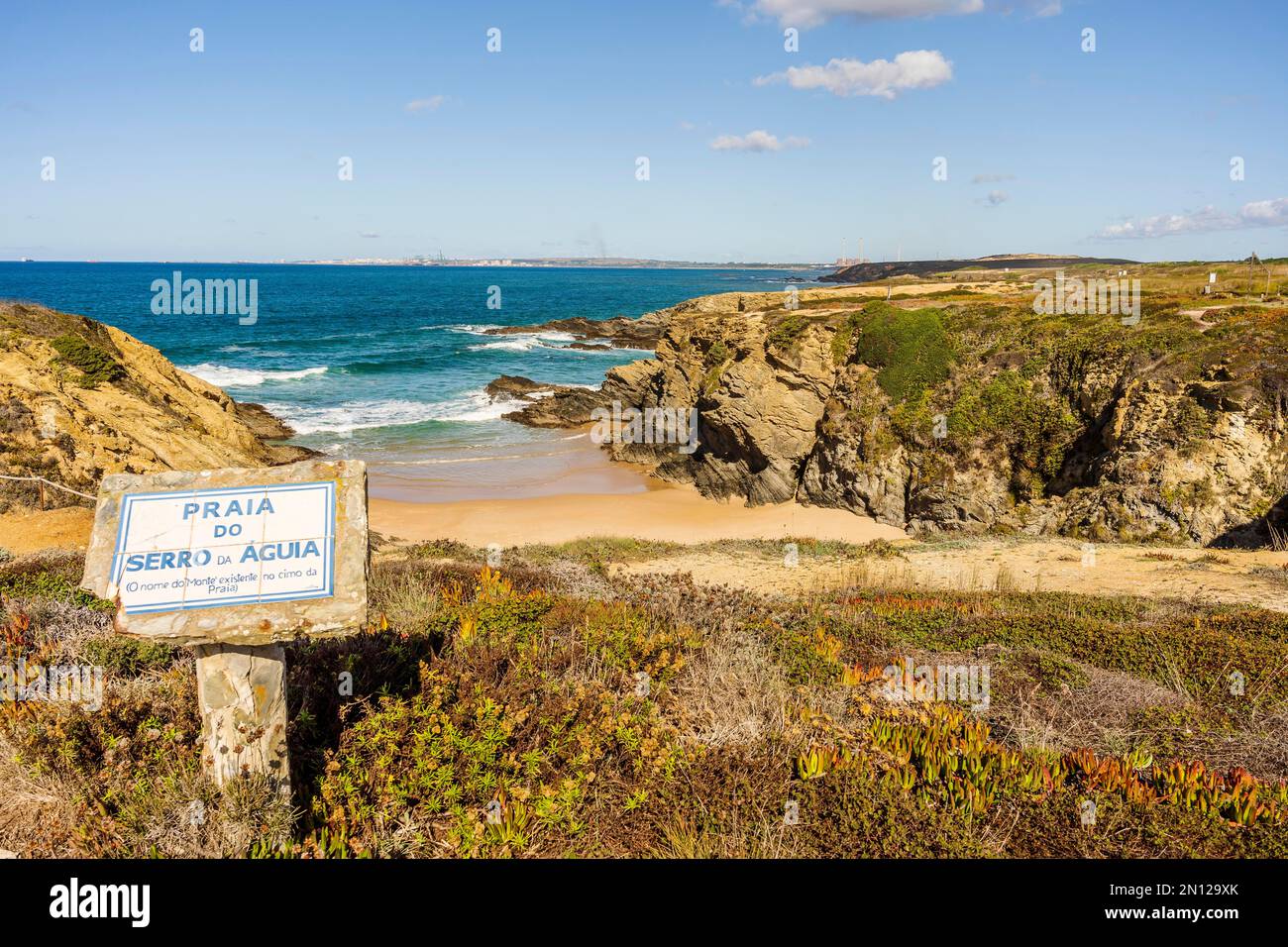 Traduzione del segno: Serro da Aqua spiaggia, il nome della collina in cima alla spiaggia, Costa Vicentina, Porto Covo, Alentejo, Portogallo, Europa Foto Stock