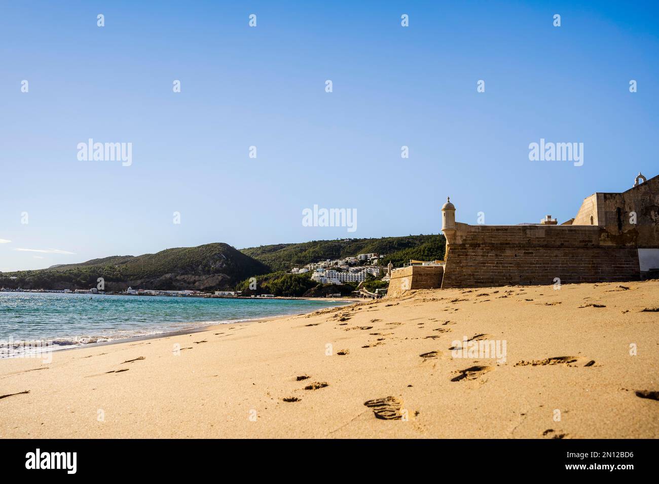 Fortezza di San Giacomo sulla spiaggia di Sesimbra, zona metropolitana di Lisbona, Portogallo, Europa Foto Stock