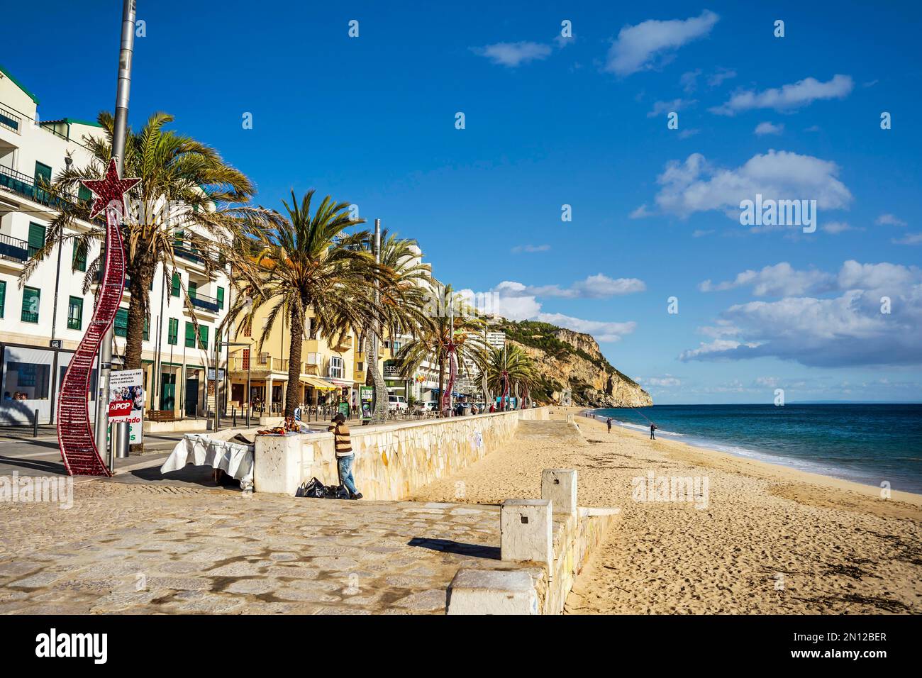 Spiagge sabbiose e scogliere di Sesimbra, zona metropolitana di Lisbona, Portogallo, Europa Foto Stock