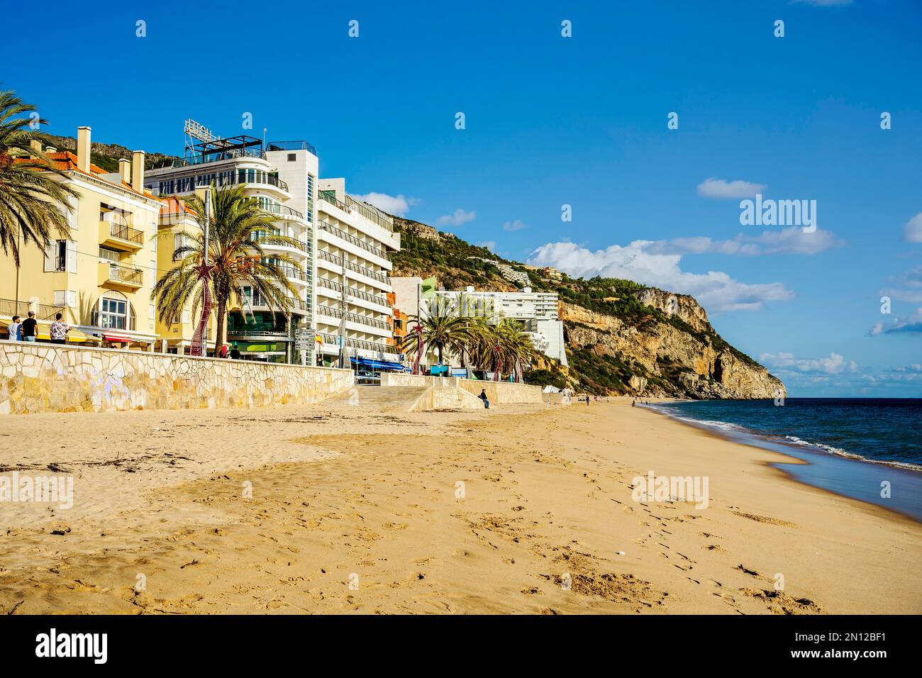 Spiagge sabbiose e scogliere di Sesimbra, zona metropolitana di Lisbona, Portogallo, Europa Foto Stock