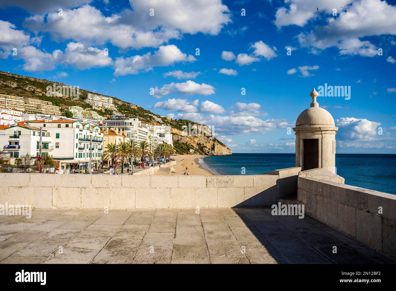 Fortezza di San Giacomo sulla spiaggia di Sesimbra, zona metropolitana di Lisbona, Portogallo, Europa Foto Stock
