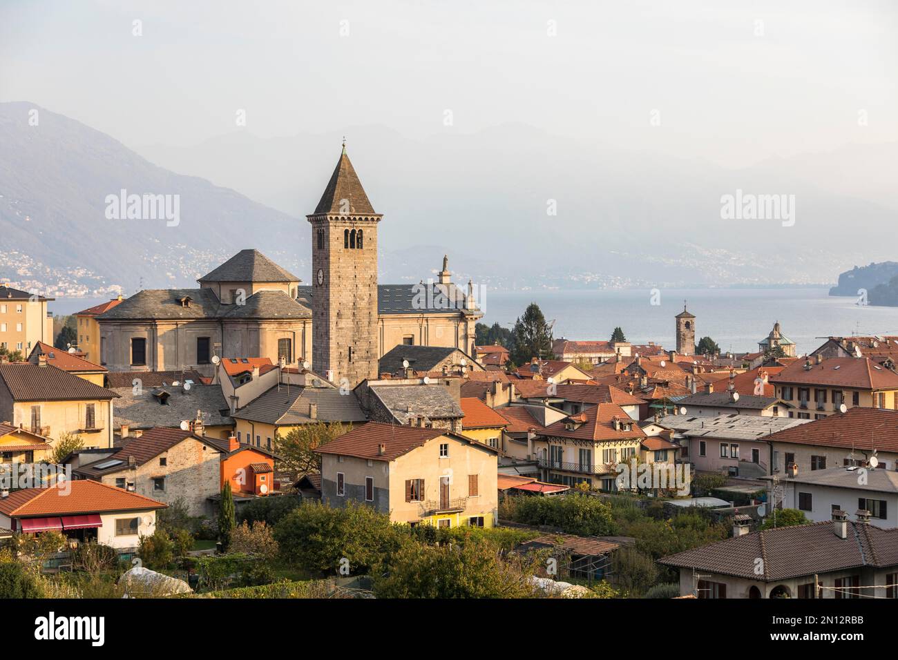 Luce mattutina con la chiesa di San Vittore, Cannobio, Lago maggiore, Piemonte, Italia, Europa Foto Stock