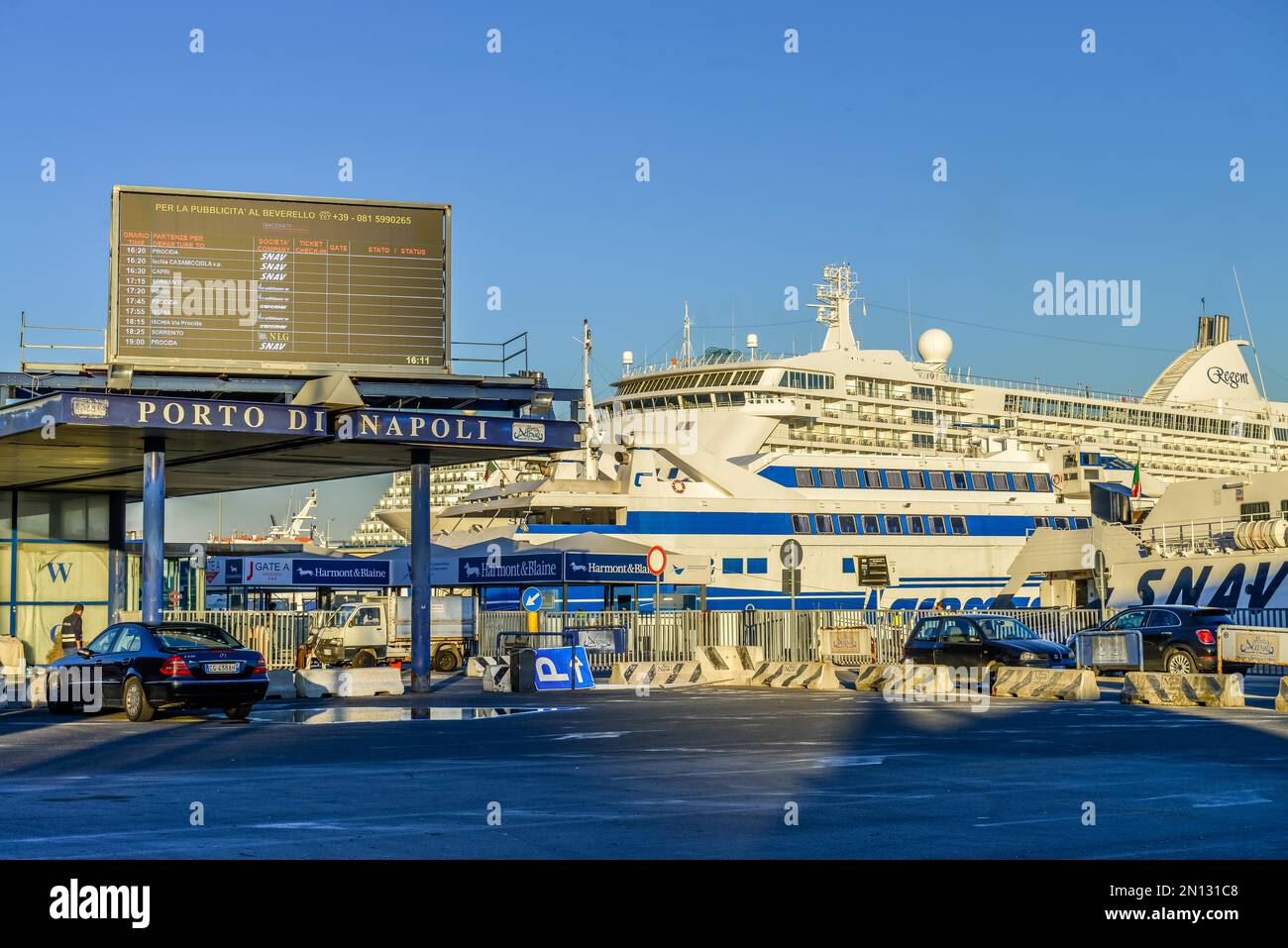 Porto delle navi da crociera, Porto dei traghetti, Napoli, Italia, Europa Foto Stock