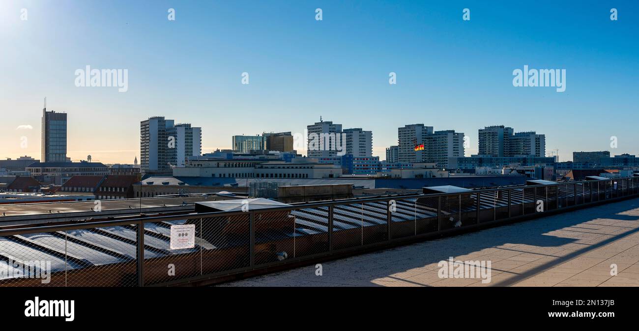 Vista dalla terrazza sul tetto del Palazzo della Città Nuova sugli alti edifici di Leipziger Straße, Berlino, Germania, Europa Foto Stock