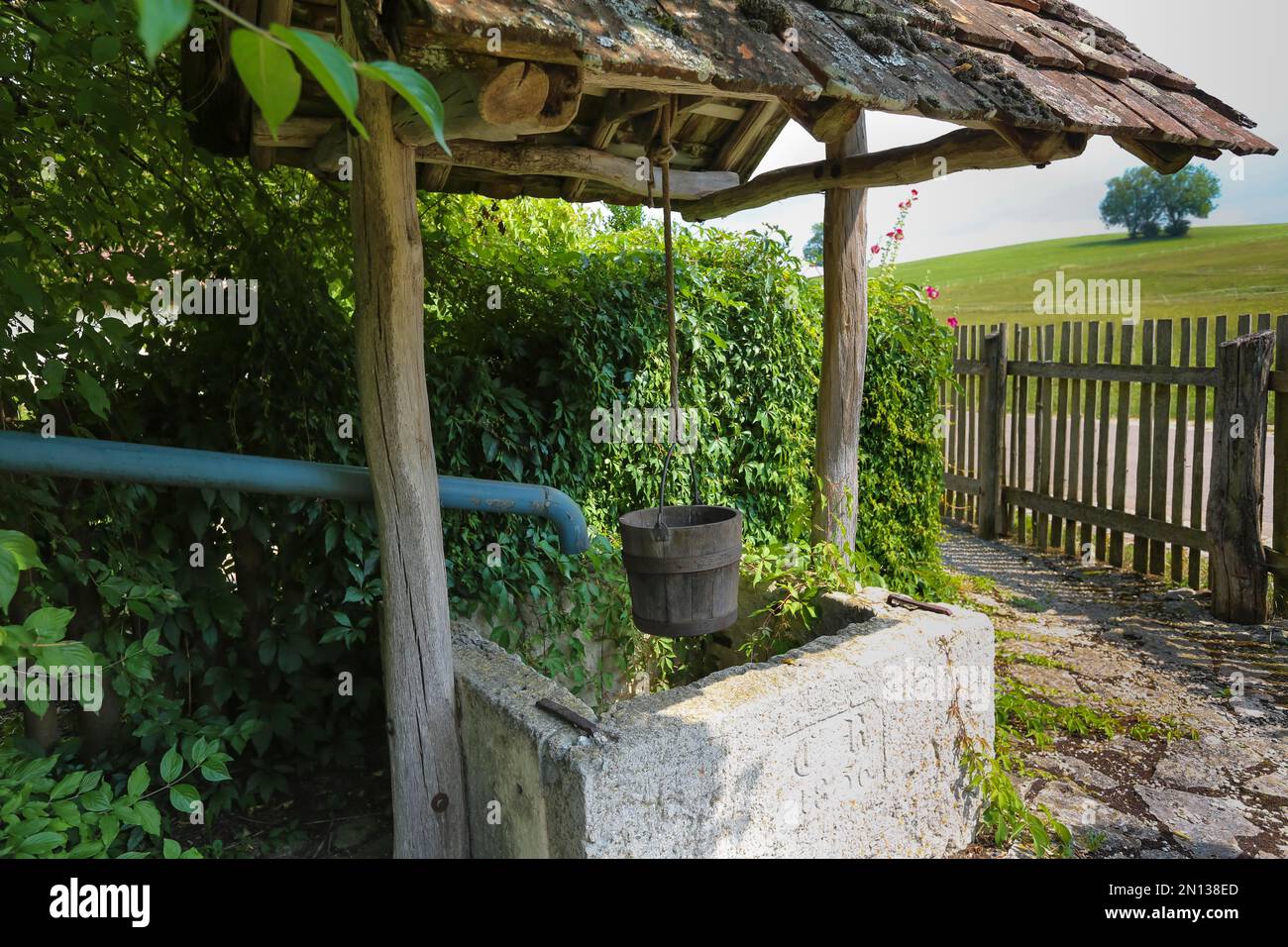 Museo dell'Agriturismo Ödenwaldstetten, pozzo con secchio in legno, Hohenstein-Ödenwaldstetten, Baden-Württemberg, Germania, Europa Foto Stock