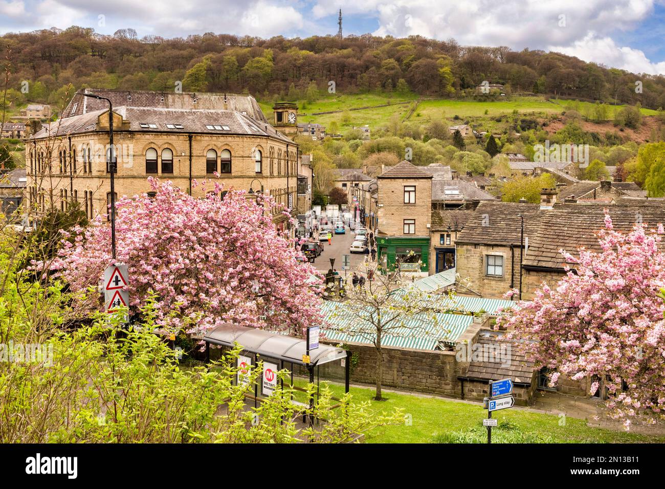 27 aprile 2022: Hebden Bridge, Regno Unito - una vista sulla splendida città dello Yorkshire di Hebden Bridge, con alberi di ciliegio e la trafficata Crown Street. Foto Stock