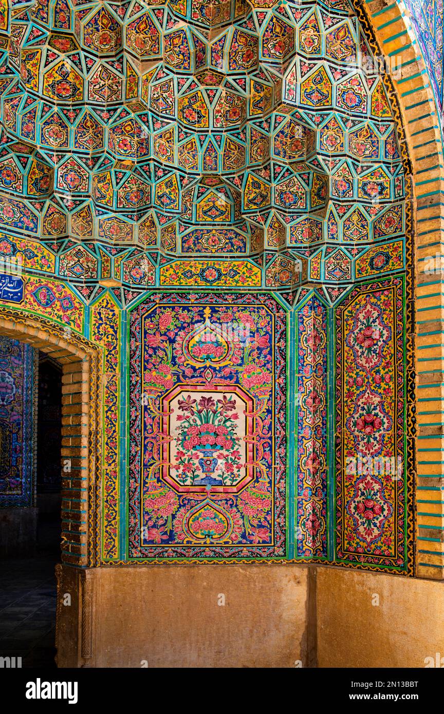 Decorazione floreale in ceramica, Moschea di Nasir al Molk, Shiraz, Iran, Shiraz, Iran, Asia Foto Stock
