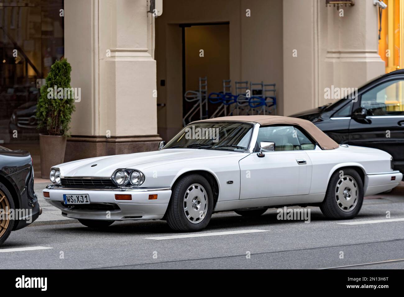 Auto sportiva d'epoca parcheggiata Jaguar XJ-S V12 Convertibile, anno di costruzione 1988, Maximilianstraße, Monaco, Baviera alta, Baviera, Germania, Europa Foto Stock