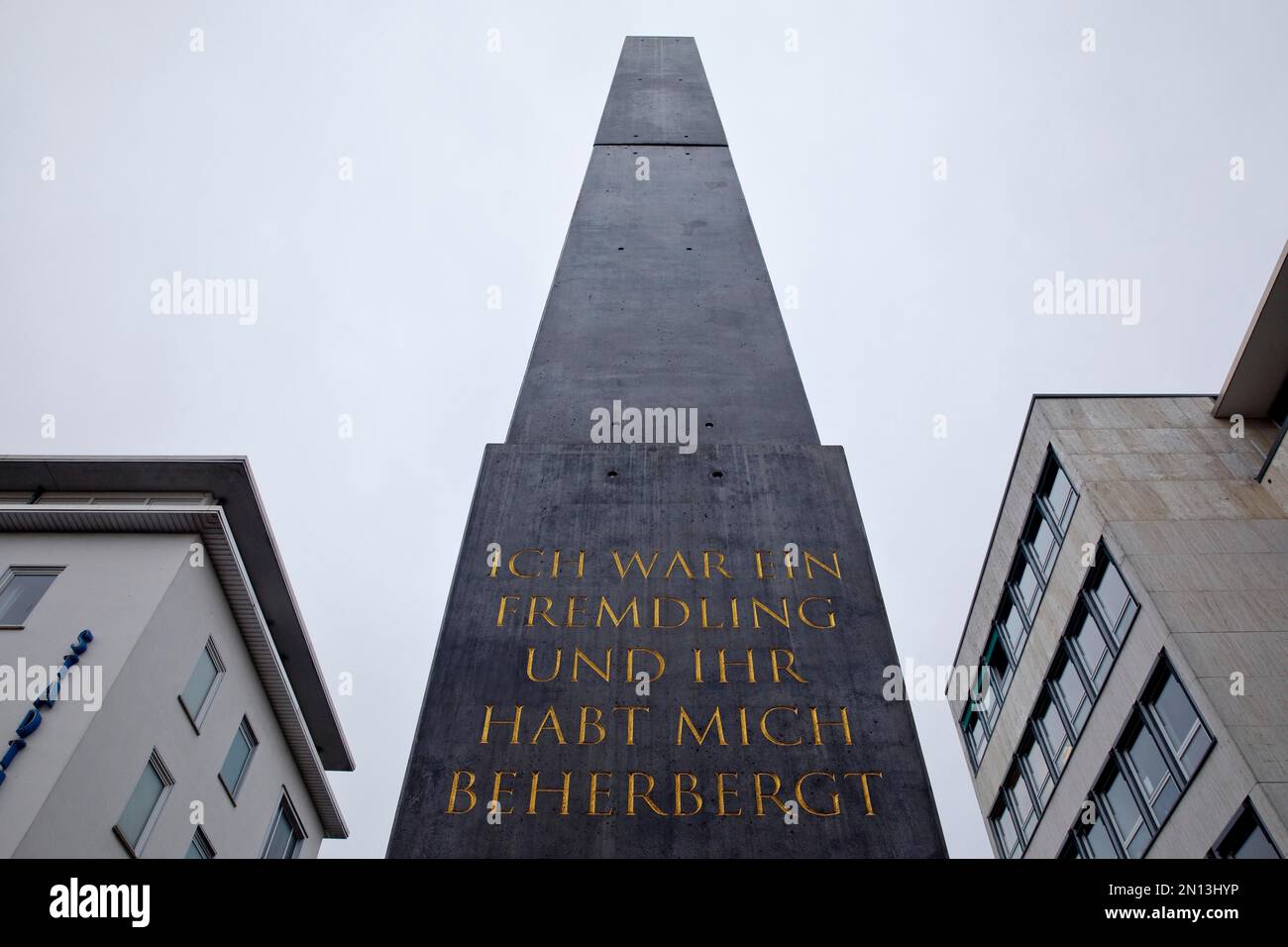 Opere Obelisco con una citazione dal Vangelo di Matteo, artista Olu Oguibe, Florentiner Platz, Kassel, Assia, Germania, Europa Foto Stock