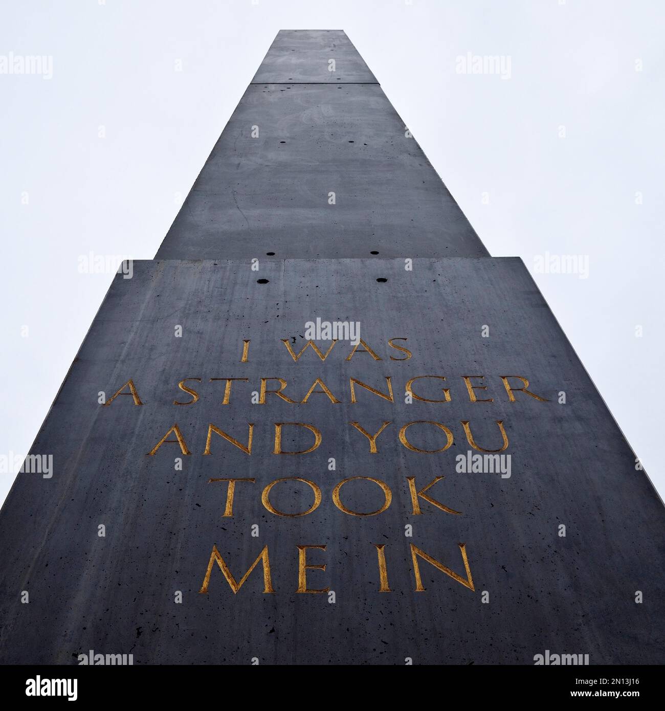 Opere Obelisco con una citazione dal Vangelo di Matteo, artista Olu Oguibe, Florentiner Platz, Kassel, Assia, Germania, Europa Foto Stock