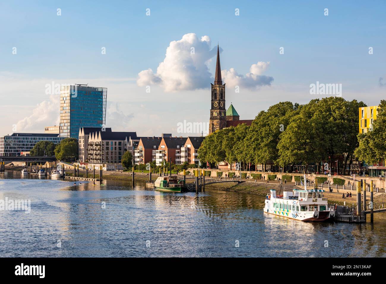 Wesertower e St. Stephen's Church of Culture in the Stephaniviertel, architetto Helmut Jahn, Old Town, Weser, città anseatica di Brema, Germania, Euro Foto Stock