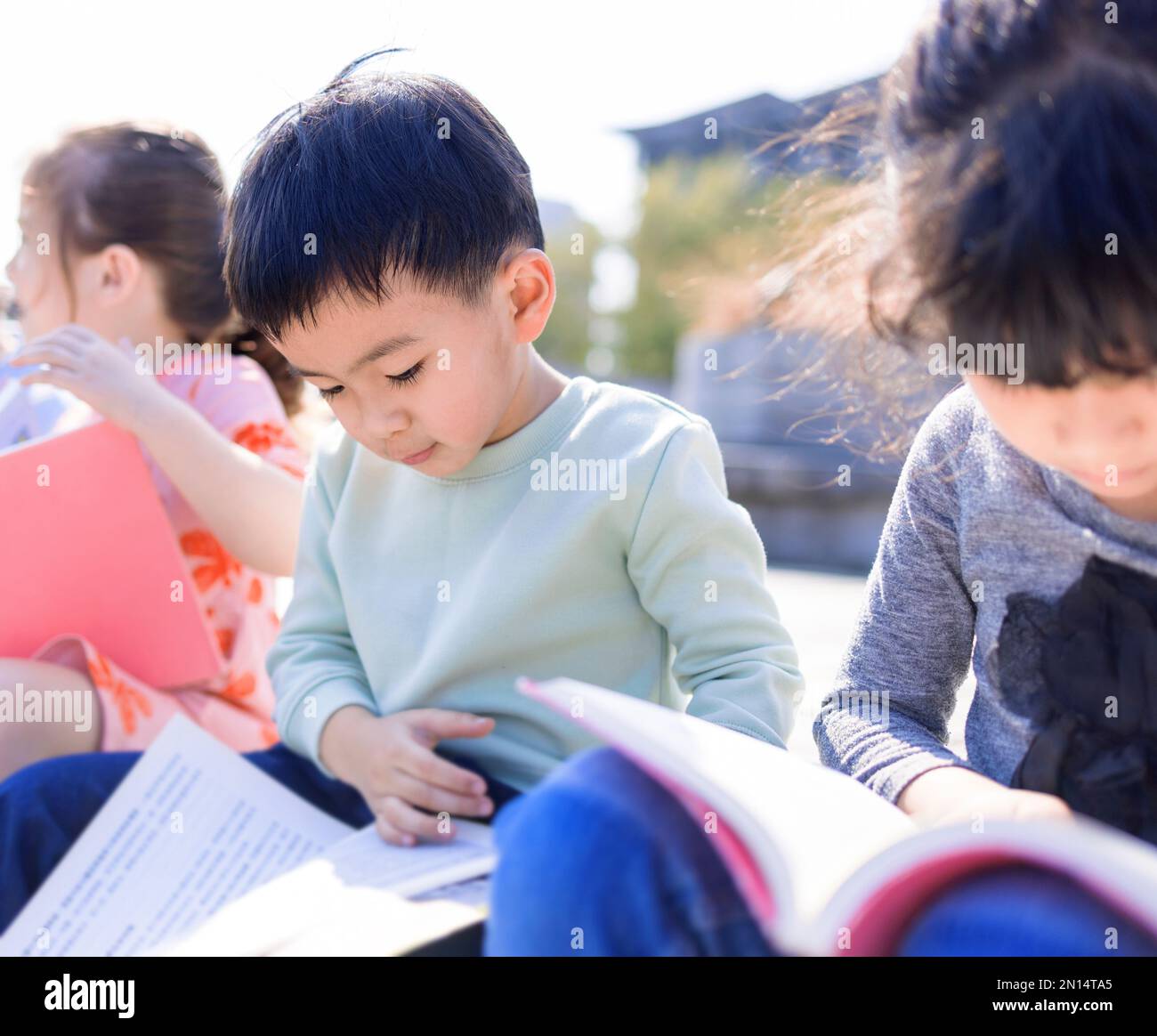 Ragazzi felici che studiano a scuola Foto Stock