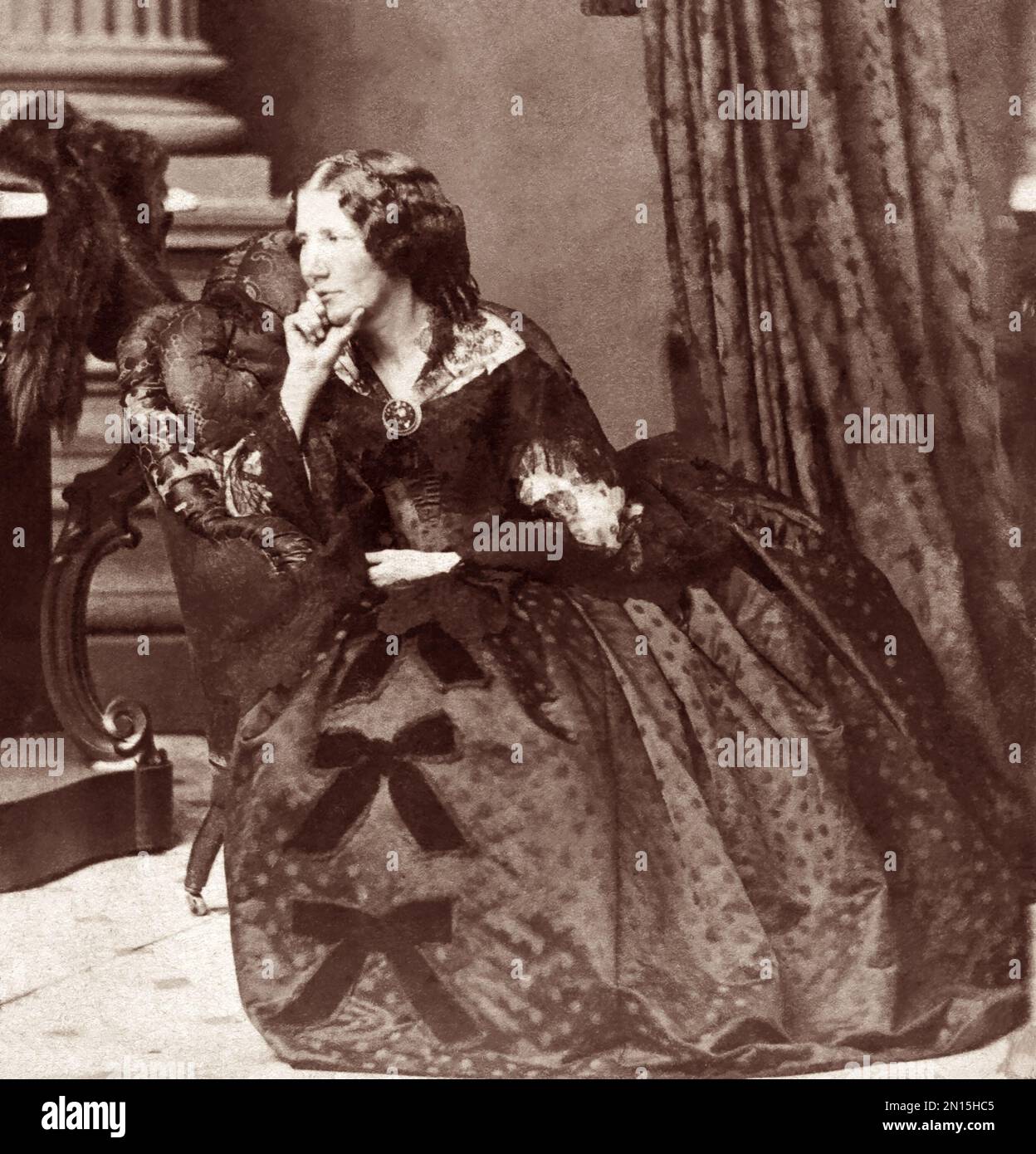 Harriet Beecher Stowe (1811-1896), autrice americana di Uncle Tom's Cabin. (Foto c1862) Foto Stock