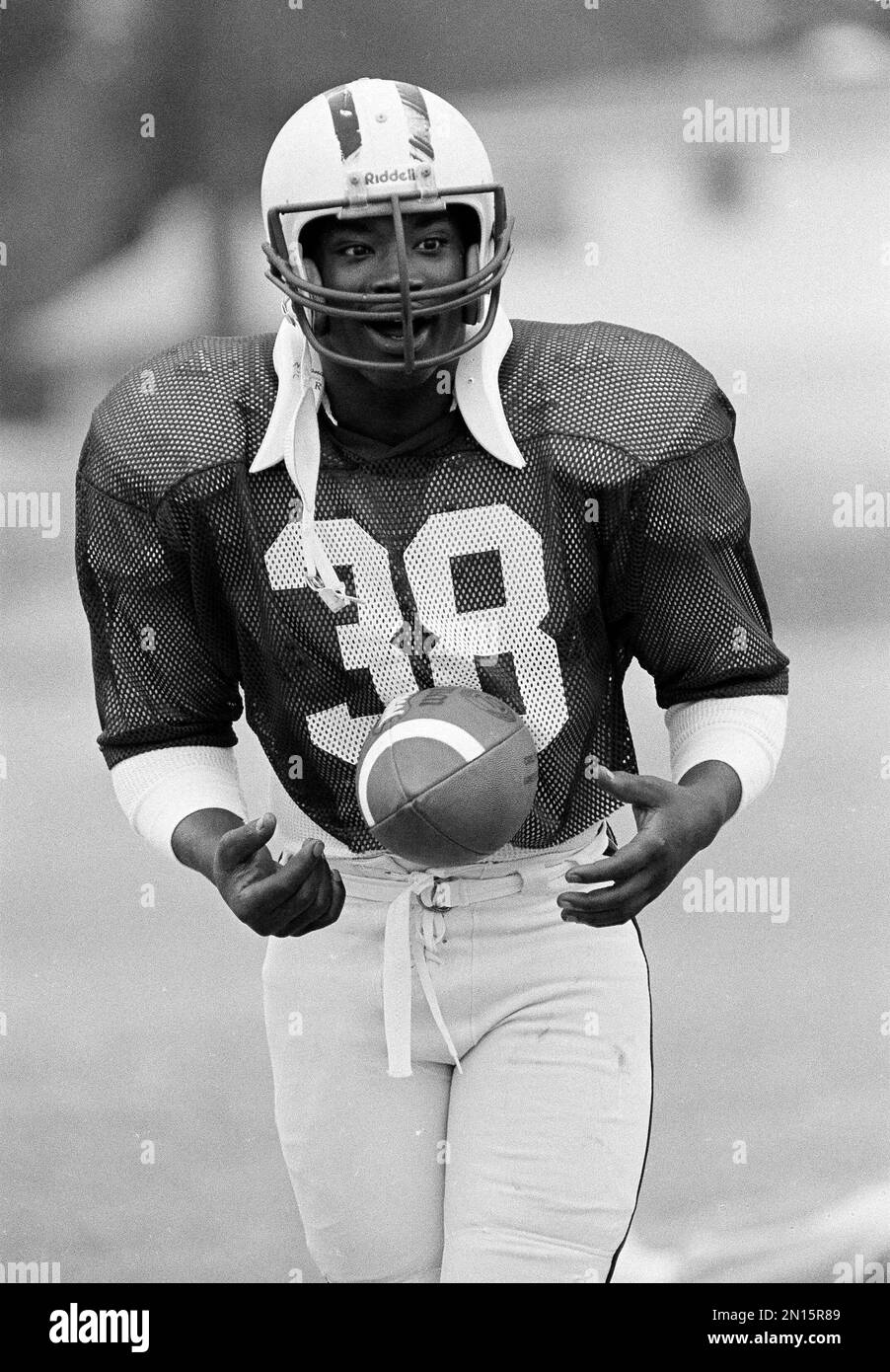 Tailback George Rogers (38), of the University of South Carolina, tosses the ball and clowns for teammates after working out for the last time before the Gator Bowl game against number three-ranked Pittsburgh Panthers, in Jacksonville, Fla., Dec. 28, 1980. Rogers was awarded the coveted Heisman Trophy for his performance this year for the South Carolina Gamecocks. The Gamecocks are rated 18th. (AP Photo/Kathy Willens) Foto Stock