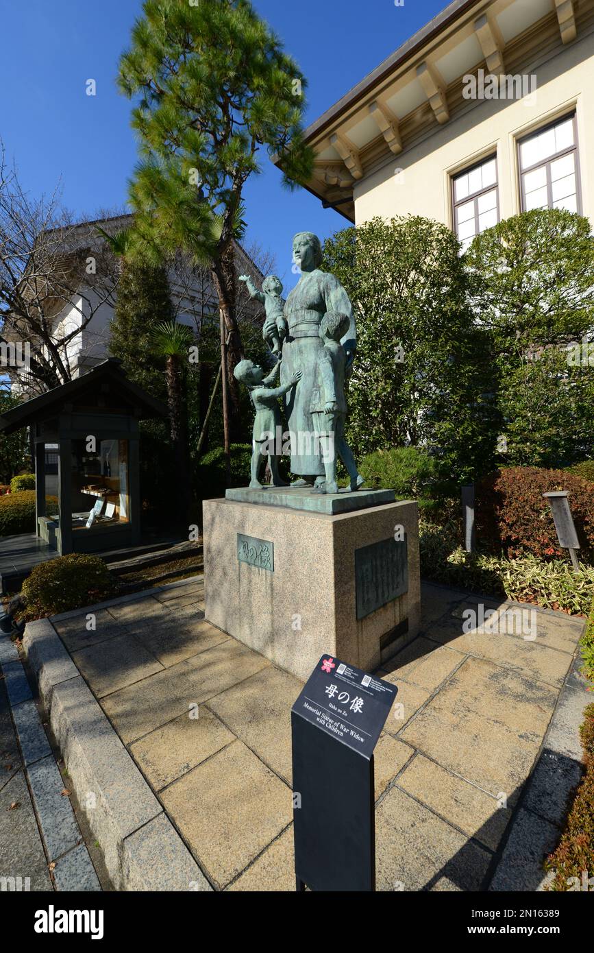 Statua di madre con bambini vicino all'ingresso del museo commemorativo di guerra Yasukuni a Tokyo, Giappone. Foto Stock