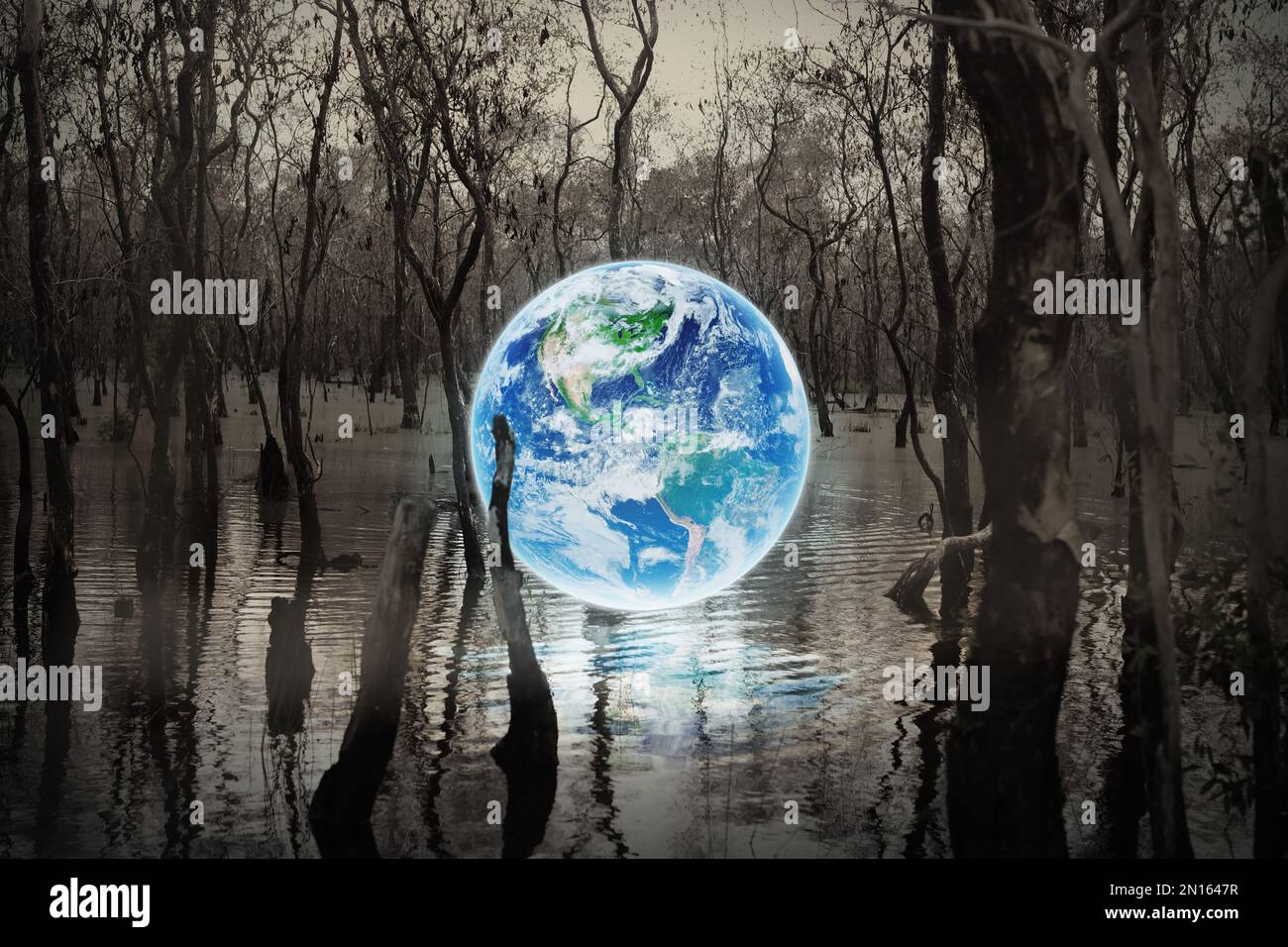 Il globo galleggia nella palude, nel degrado delle foreste, nel riscaldamento globale e nell'inquinamento. Foto Stock