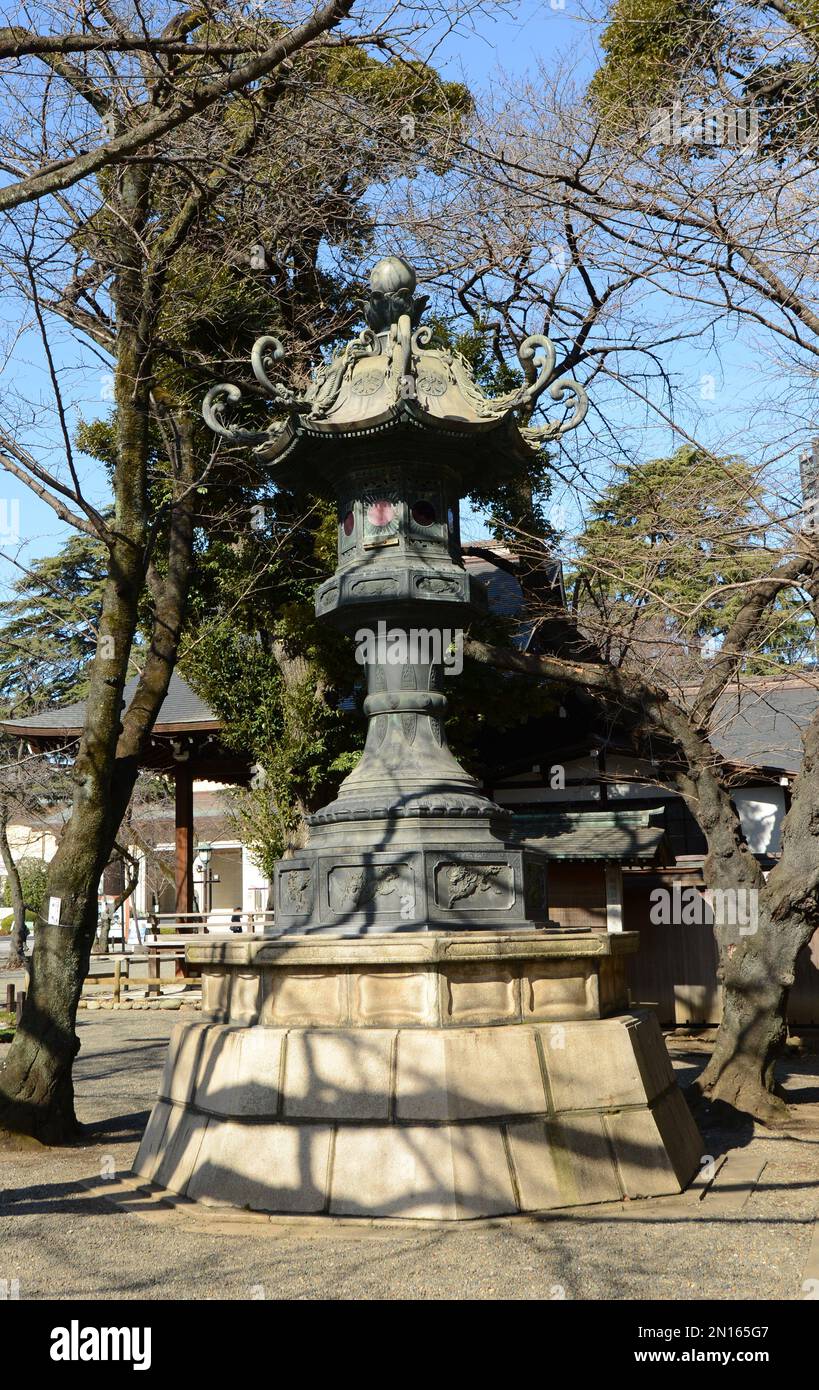 Lanterna di bronzo Kasuga-doro nel giardino del santuario Yasukuni a Chiyoda, Tokyo, Giappone. Foto Stock