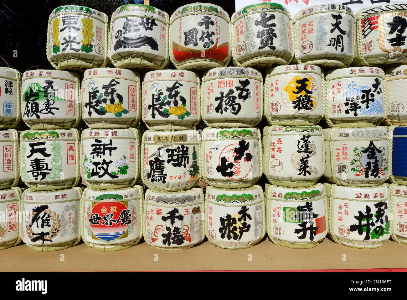 Barili di sakè colorati sulla strada che porta al santuario Yasukuni a Tokyo, Giappone. Foto Stock