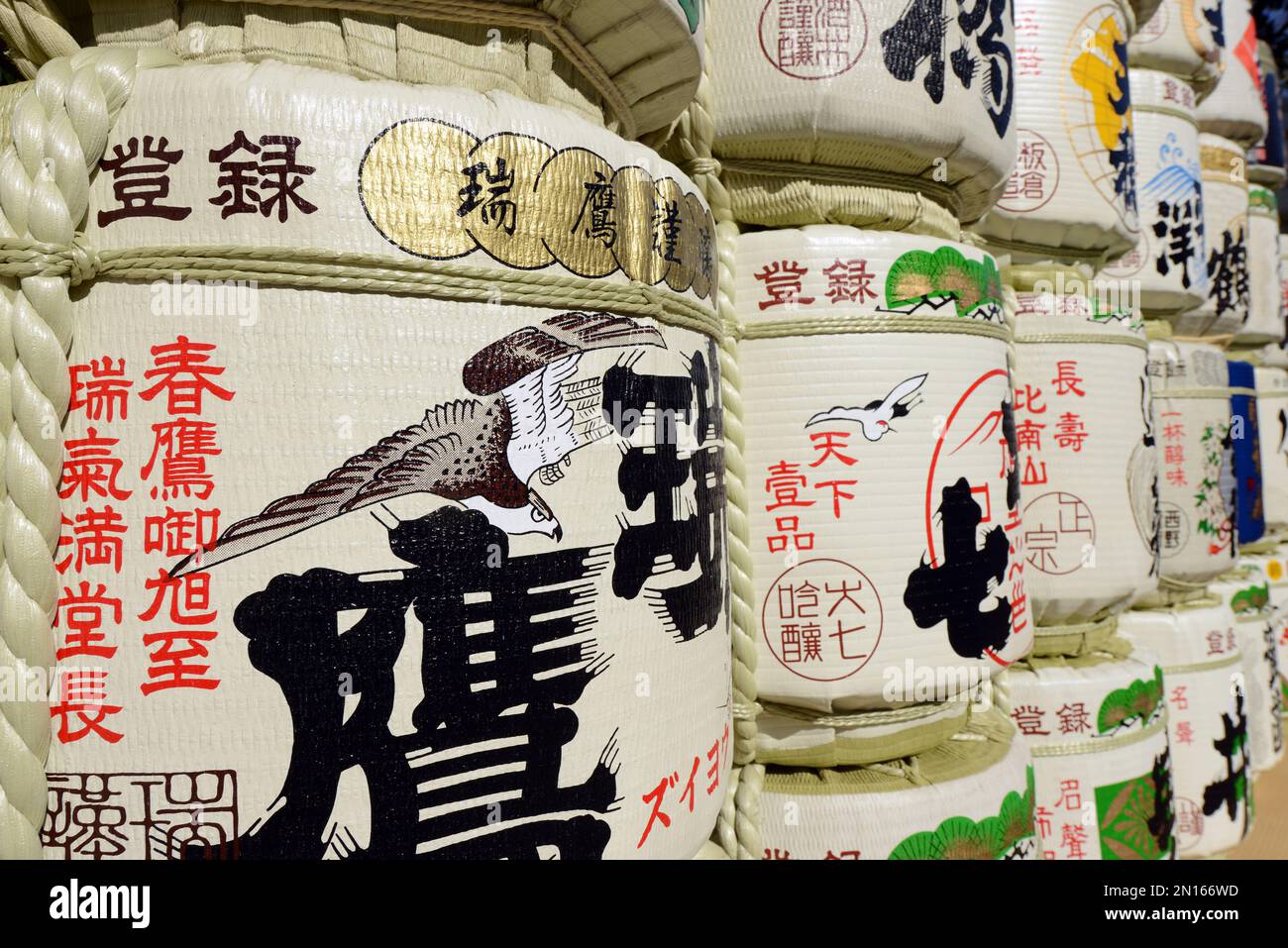 Barili di sakè colorati sulla strada che porta al santuario Yasukuni a Tokyo, Giappone. Foto Stock