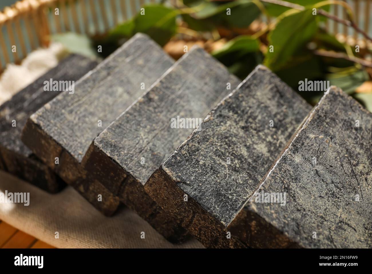 Sapone di catrame naturale in cestino di vimini, primo piano Foto stock -  Alamy