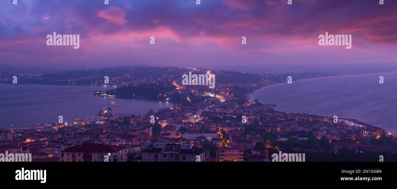 Sinop temporale crepuscolo. L'aspetto del centro della città dopo il suggestivo tramonto. Regione del Mar Nero Occidentale. Turchia Foto Stock