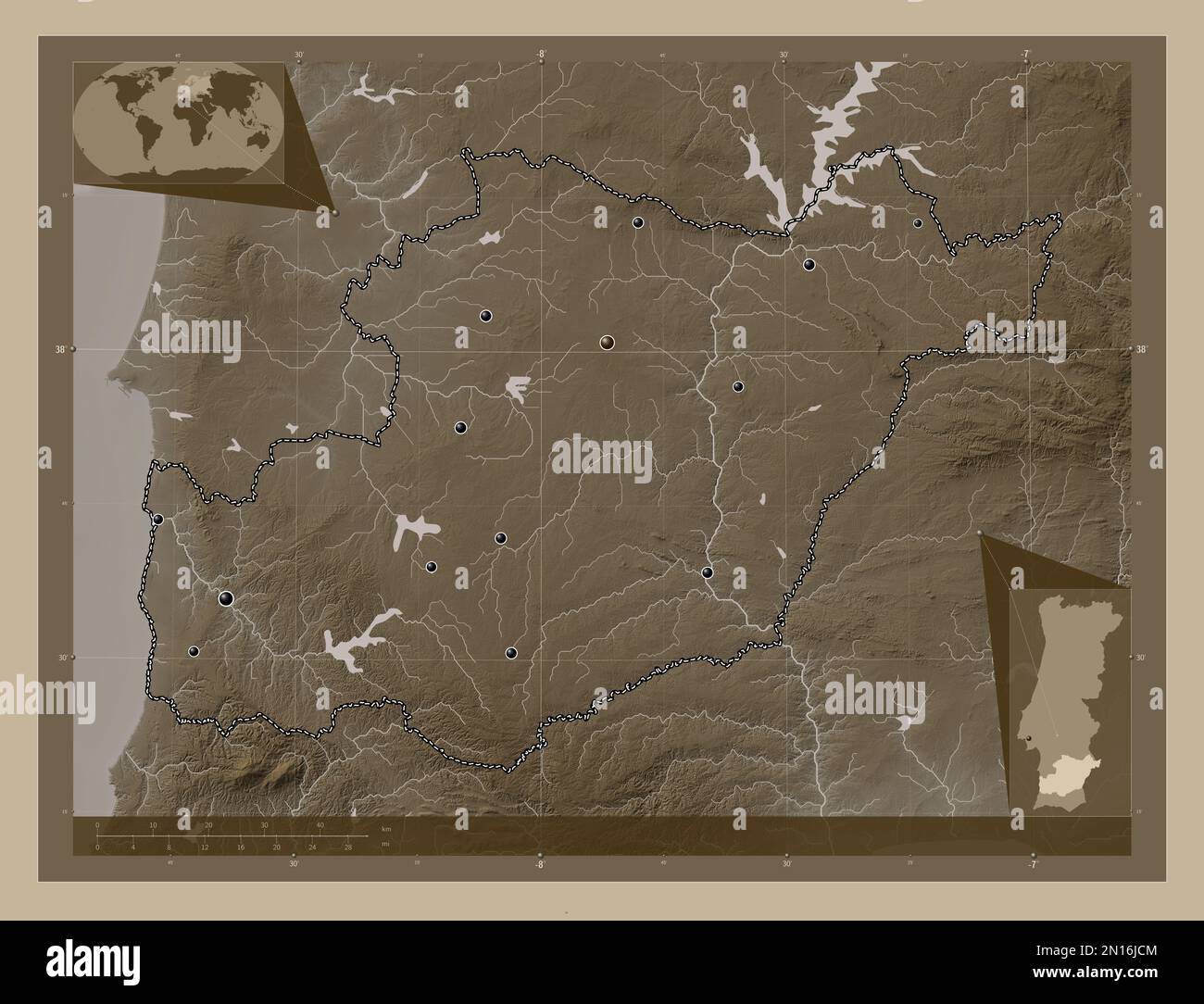 Beja, distretto del Portogallo. Mappa dell'altitudine colorata in tonalità seppia con laghi e fiumi. Posizioni delle principali città della regione. Posizione ausiliaria d'angolo Foto Stock