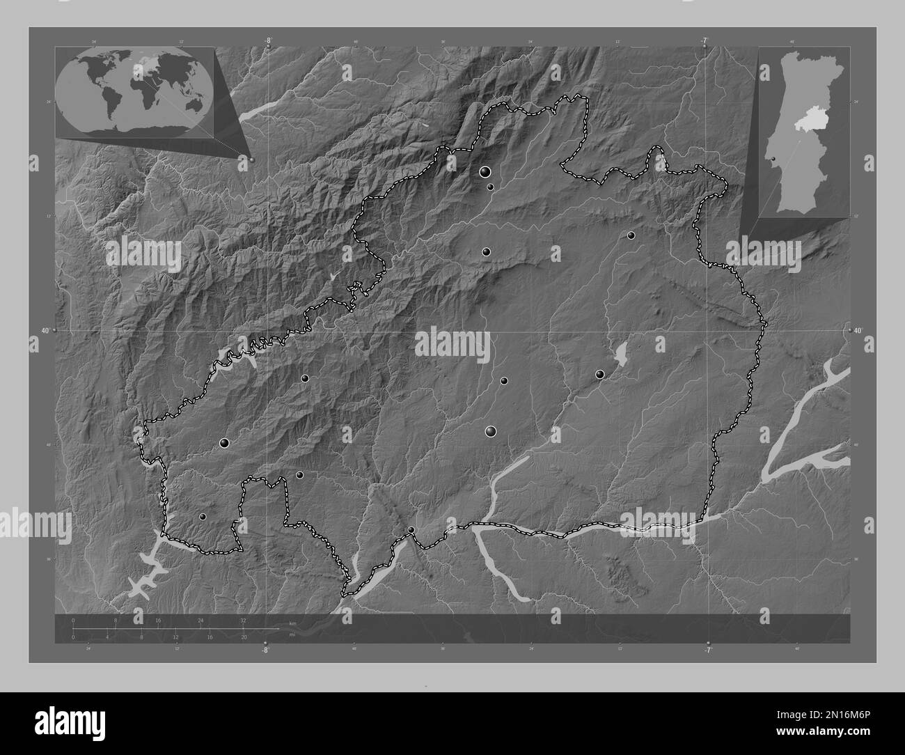Castelo Branco, distretto del Portogallo. Mappa in scala di grigi con laghi e fiumi. Posizioni delle principali città della regione. Posizione ausiliaria angolo Foto Stock