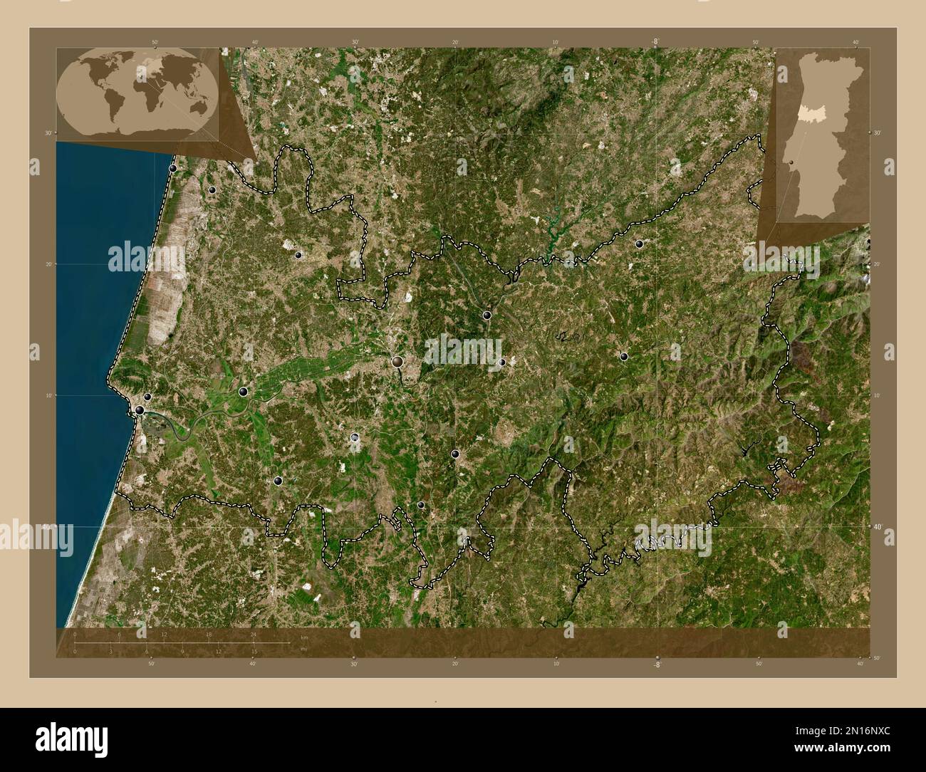 Coimbra, distretto del Portogallo. Mappa satellitare a bassa risoluzione. Posizioni delle principali città della regione. Mappe delle posizioni ausiliarie degli angoli Foto Stock