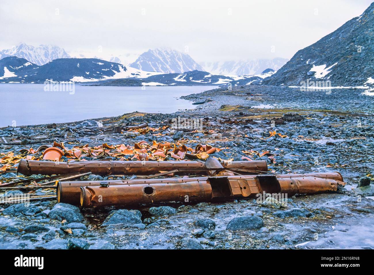 La ruggine rimane dopo le spedizioni polari su Svalbard Foto Stock
