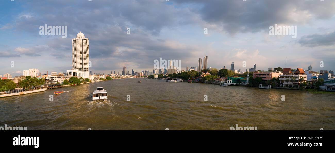 Vista della città dallo Sky Park di Chao Phraya all'ora del tramonto. Le barche turistiche viaggiano sul fiume Chao Phraya. Bangkok, Thailandia Foto Stock