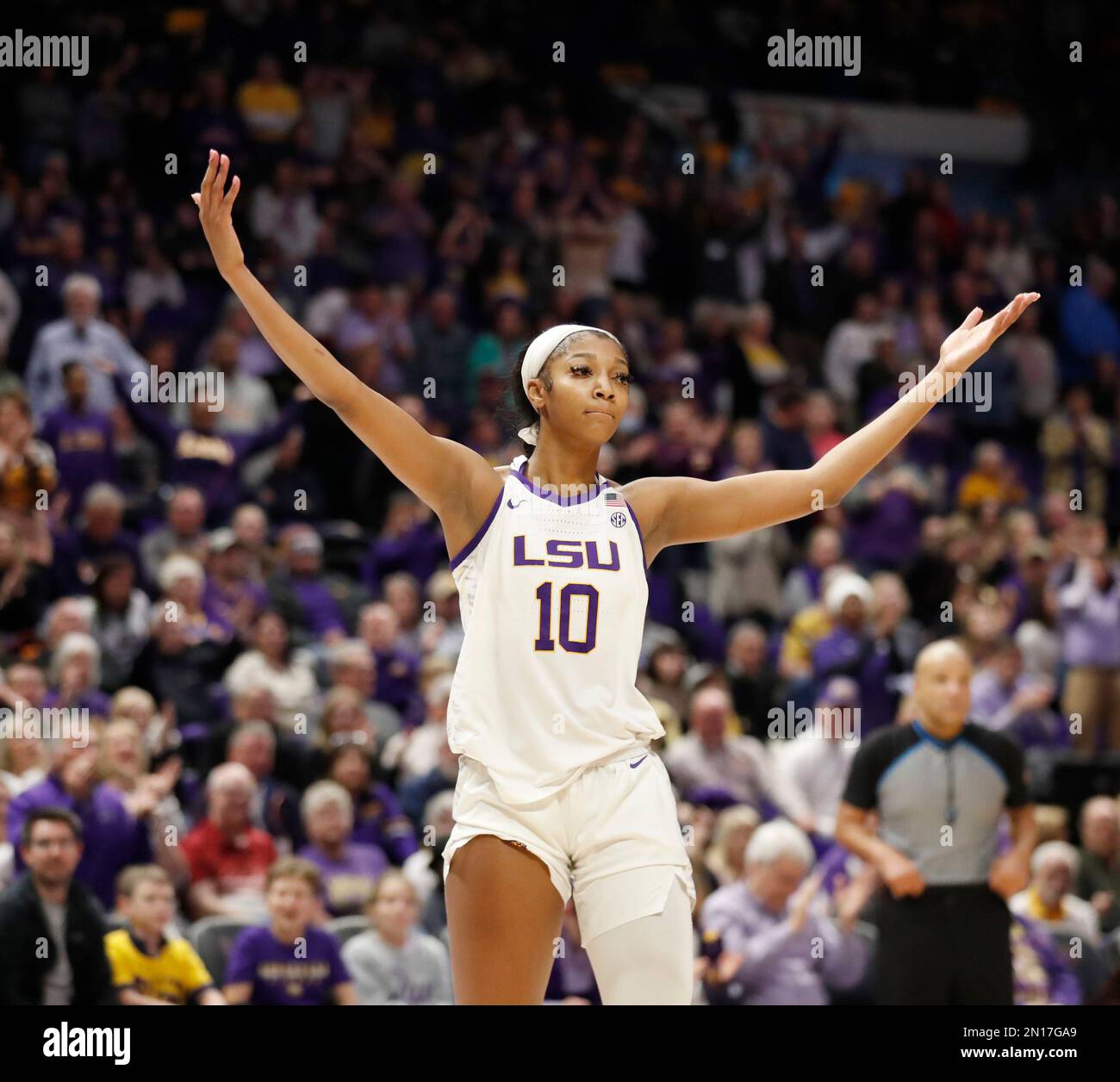 Baton Rouge, Stati Uniti. 02nd Feb, 2023. LSU Lady Tigers Forward Angel Reese (10) batte la folla durante una partita di pallacanestro femminile al Pete Maravich Assembly Center di Baton Rouge, Louisiana, giovedì 2 febbraio 2023. (Foto di Peter G. Forest/Sipa USA) Credit: Sipa USA/Alamy Live News Foto Stock