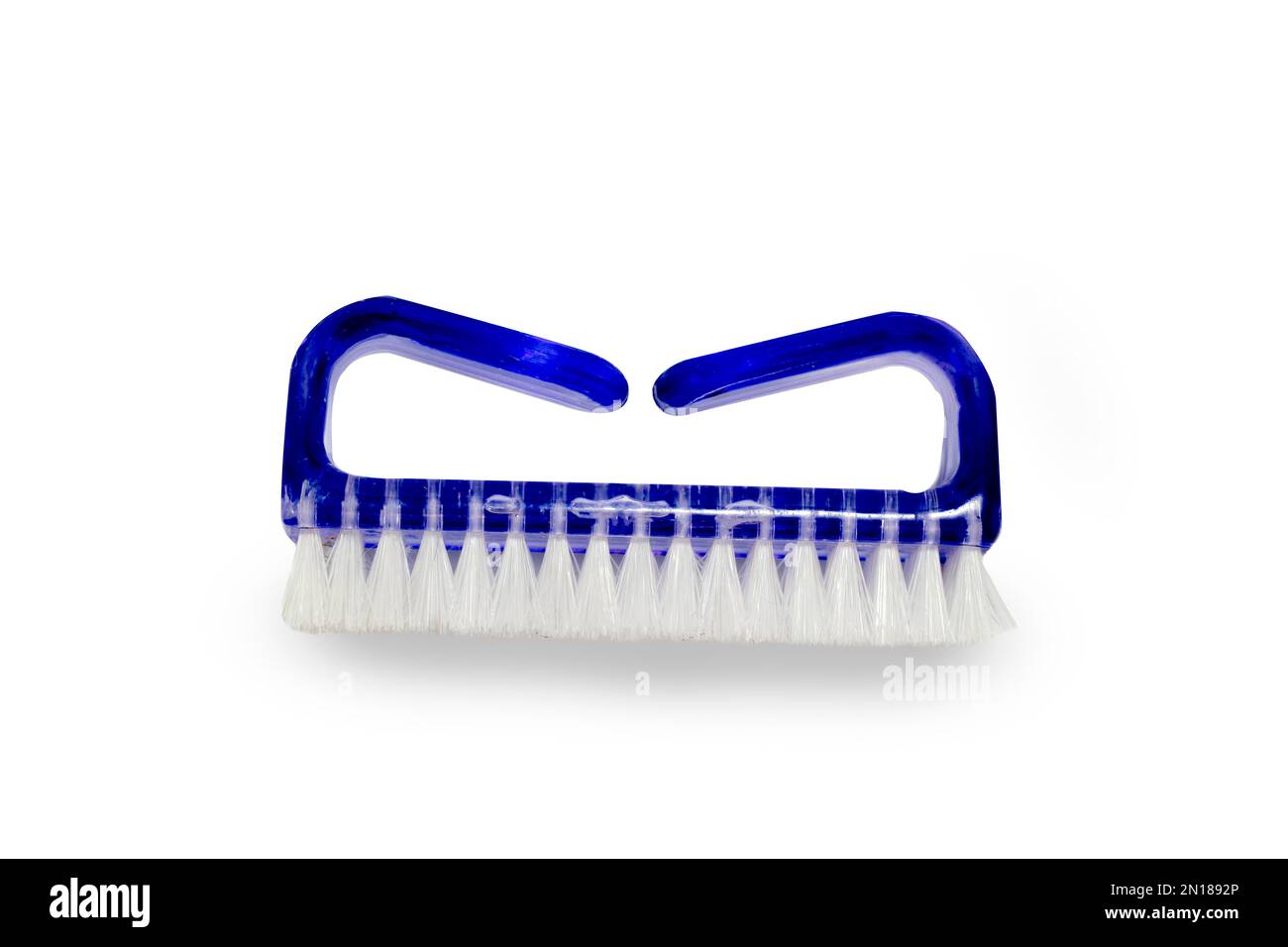 Piccola spazzola di plastica blu isolata su sfondo bianco Foto Stock