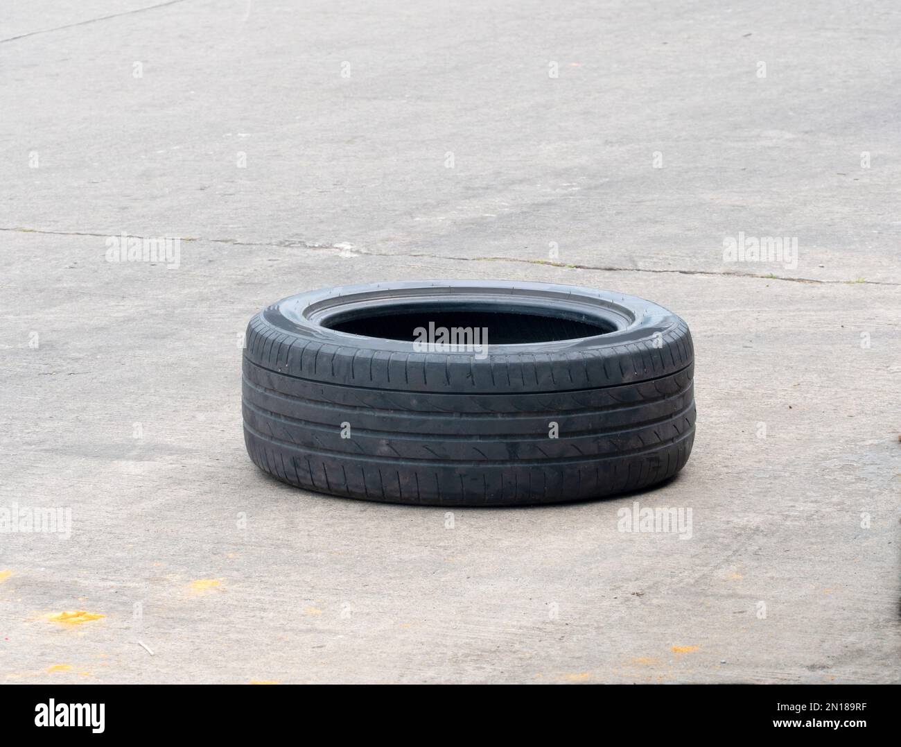 Gli pneumatici usati per autocarri si trovano su strade di cemento, servizio di trasporto di autoveicoli. Foto Stock
