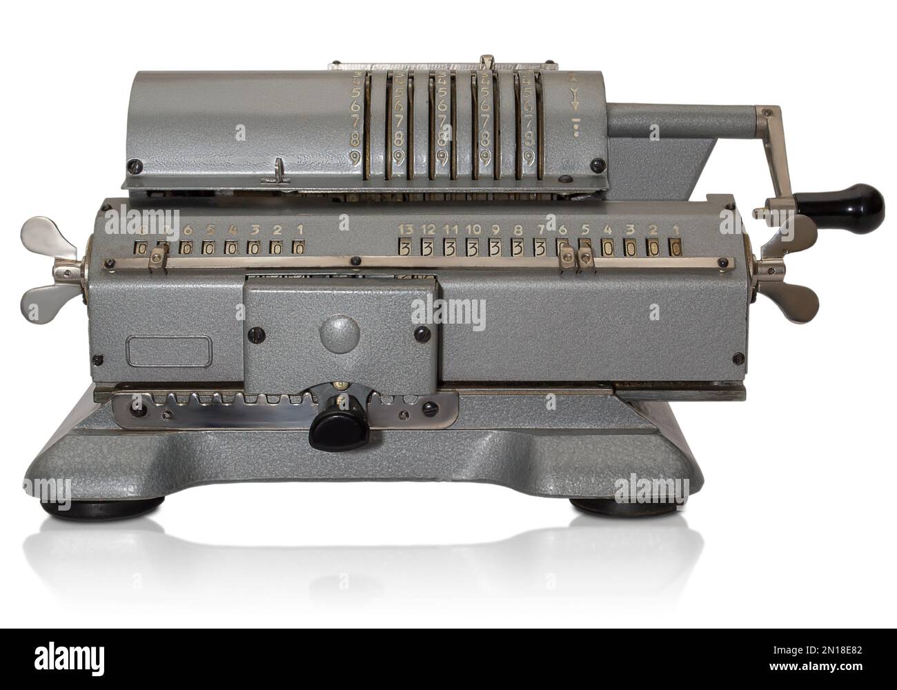 calcolatore meccanico vintage (aritmometro) isolato su sfondo bianco Foto Stock