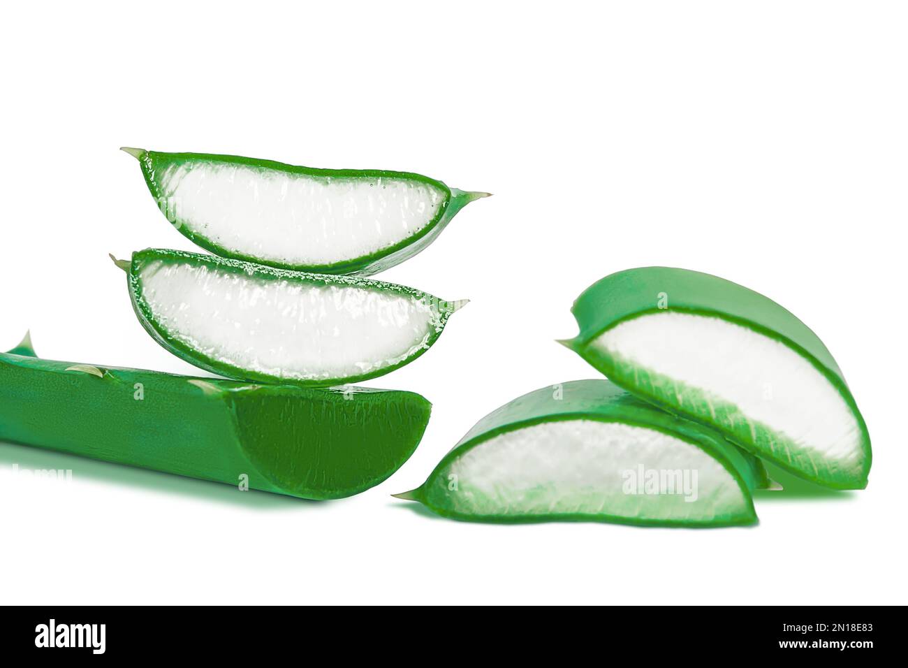 aloe vera fette fresche e foglie isolate su fondo bianco Foto Stock