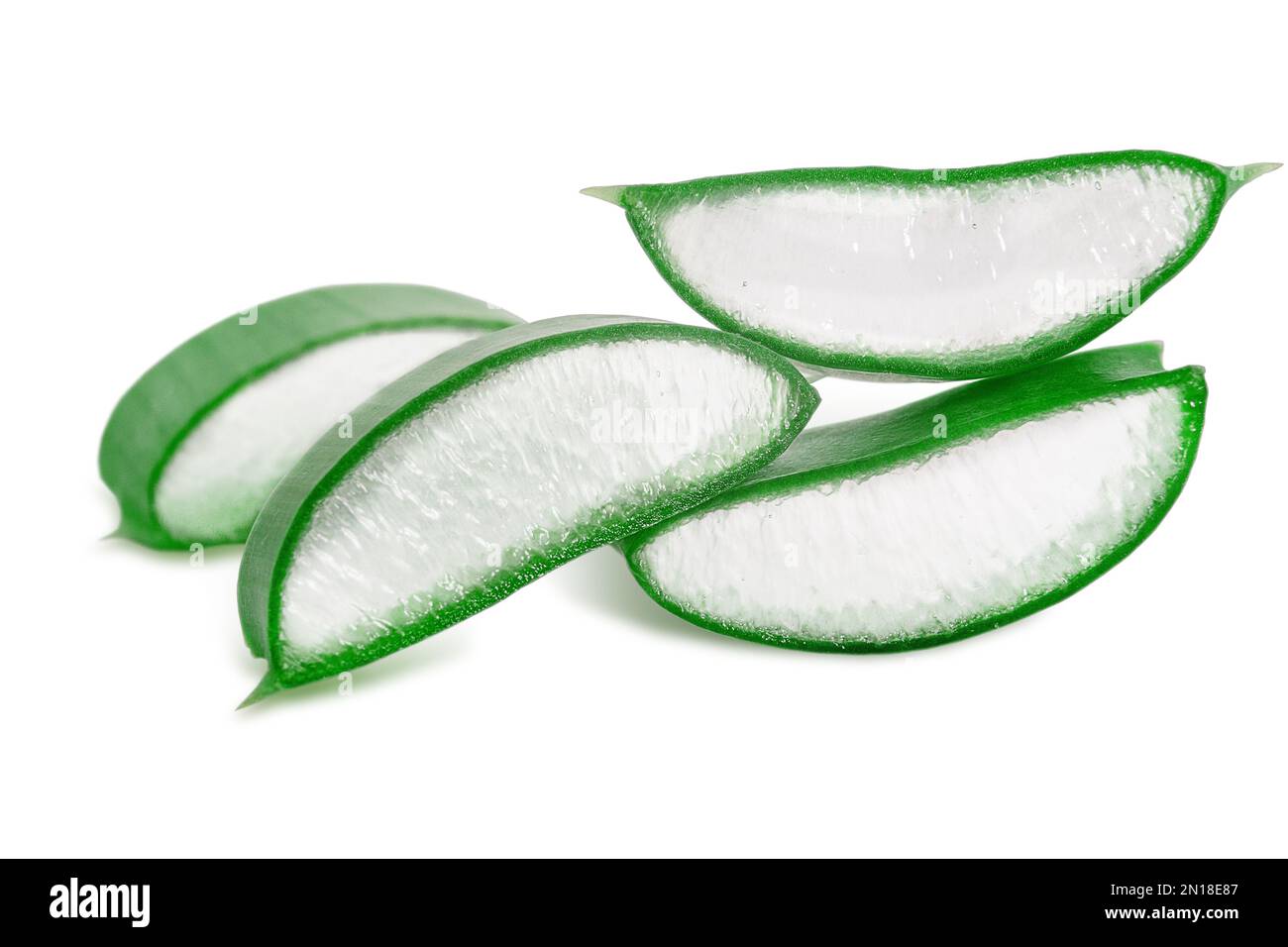 aloe vera fette fresche e foglie isolate su fondo bianco Foto Stock