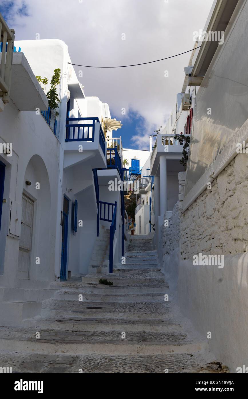 Case imbiancate nei vicoli stretti della città di Mikonos, Mykonos, Grecia Foto Stock