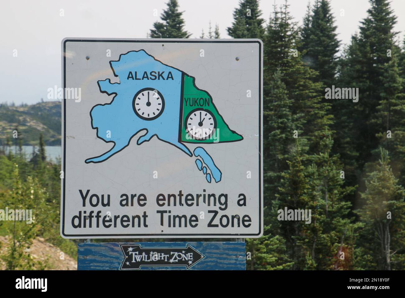 Il confine tra Canada, Yukon Territory e Stati Uniti, Alaska con un fuso orario diverso Foto Stock
