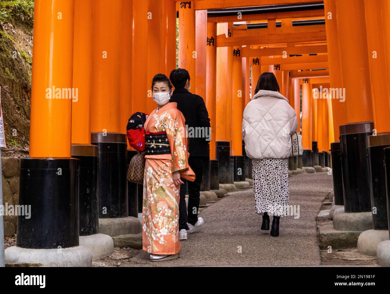 Tempio buddista di Kyoto con colonne rosse Foto Stock