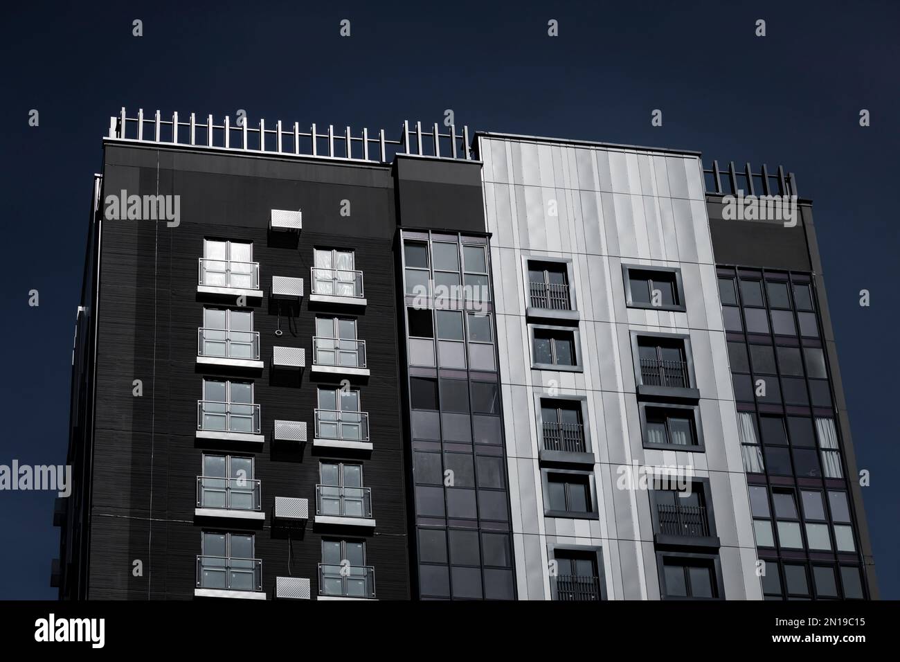 Moderno edificio di appartamenti con cielo blu. Moderni appartamenti executive Foto Stock