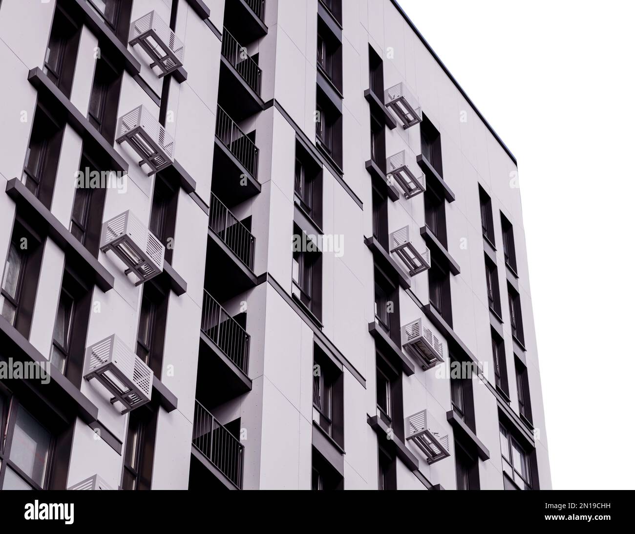 Moderno edificio di appartamenti di lusso. costruzione architettonica isolata su bianco Foto Stock