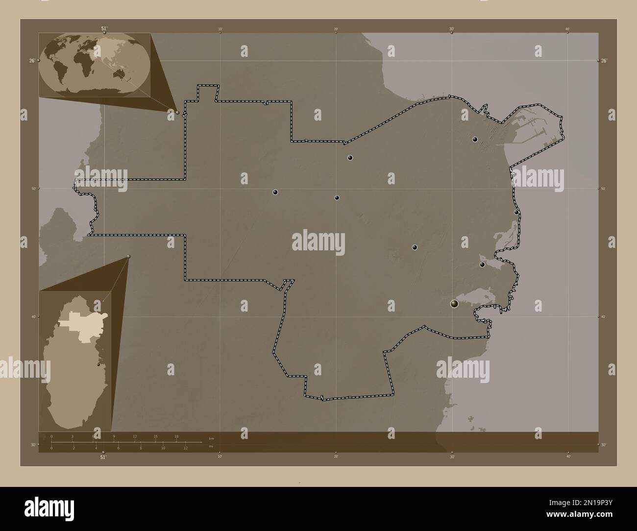 Al Khor, comune del Qatar. Mappa dell'altitudine colorata in tonalità seppia con laghi e fiumi. Posizioni delle principali città della regione. Angolo ausiliario Foto Stock