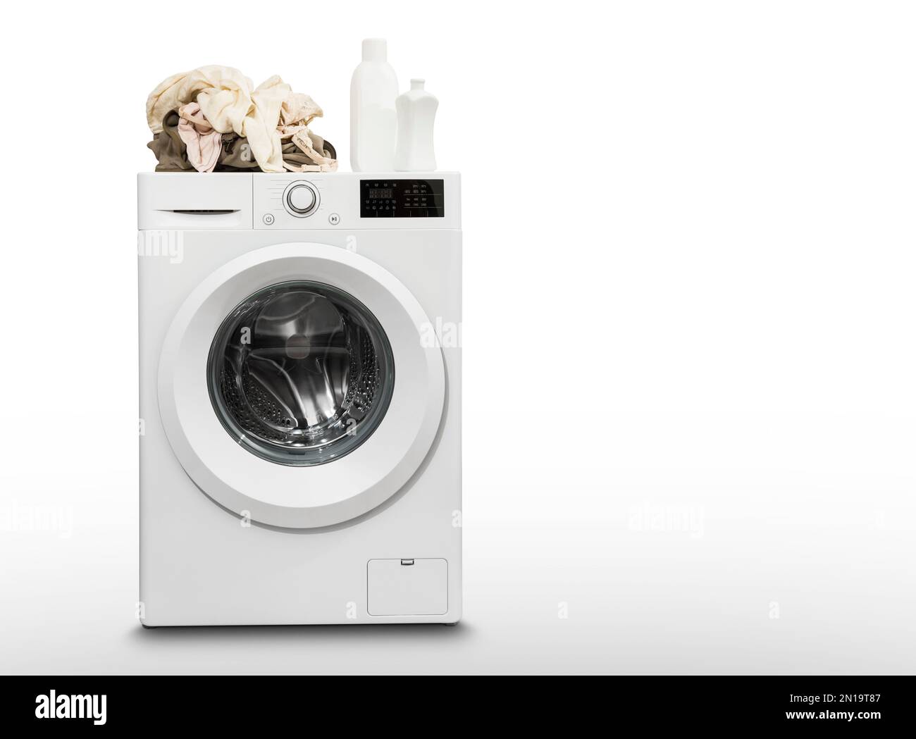 Lavatrice con panni sporchi e detersivi sul dorso bianco. Foto Stock
