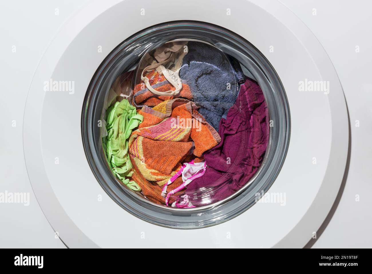 Macchina di lavaggio di vestiti sporchi all'interno Foto Stock