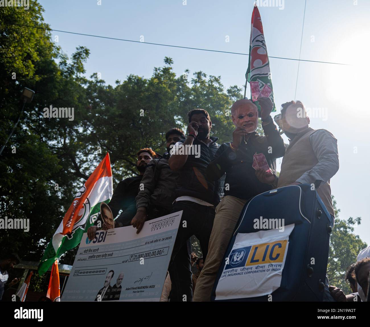 Nuova Delhi, Delhi, India. 6th Feb, 2023. Un membro dell'Indian Youth Congress (IYC), un'ala del principale Congresso nazionale indiano di opposizione, può essere visto indossando una maschera facciale del primo ministro indiano Narendra modi durante una protesta contro il gruppo Adani a Nuova Delhi. L'opposizione principale dell'India il Congresso nazionale indiano ha organizzato proteste in tutto il paese chiedendo un'indagine sulle accuse della società di ricerca finanziaria americana Hindenburg Research ha accusato il conglomerato indiano Adani Group di manipolazione e frode del mercato azionario. (Credit Image: © Kabir Jhangiani/ZUMA Press Foto Stock