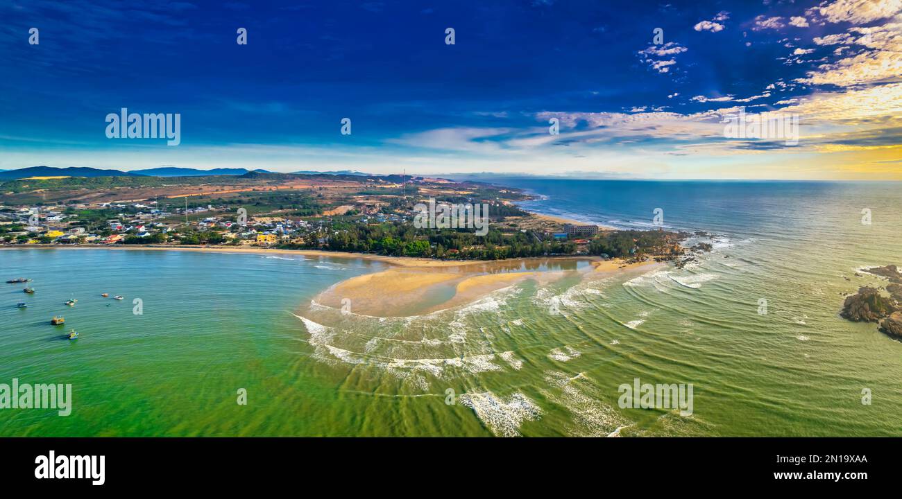 Veduta aerea del mare Mui NE, Vietnam Vedi l'intera baia di Ke GA da nord a sud riva molto grande con onde marine, navi, barriere coralline è il turismo potente Foto Stock